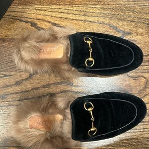 Gucci (Limited edition)
Princetown Shearling-Lined Velvet Slipper